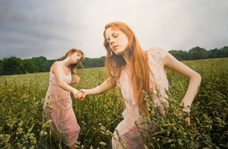 Illustration for article titled Sensual images of dreamy women are actually incredible oil paintings